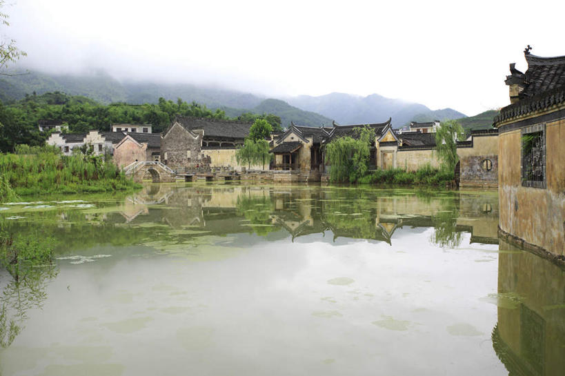 无人,家,横图,室外,白天,正面,旅游,度假,河流,名胜古迹,山,山脉,树林,水,植物,雾,标志建筑,地标,建筑,中国,亚洲,朦胧,模糊,遗迹,房屋,屋子,河水,山峰,水流,建筑群,山峦,古迹,文物,娱乐,建设,古建筑,楼房,民居,住宅,树,树木,绿色,自然,群山,享受,休闲,旅游胜地,放松,生长,成长,迷雾,古文明,东亚,安徽,安徽省,中华人民共和国,华东地区,皖,大雾,彩图,房子,徽派建筑,徽派民居
