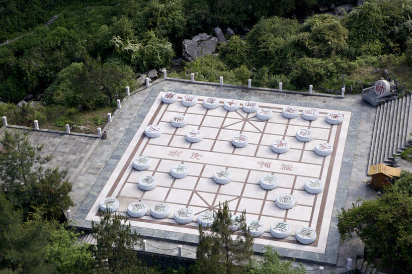 无人,横图,俯视,室外,白天,旅游,度假,游戏,快乐,比赛,竞争,美景,山,山脉,树林,植物,标志建筑,地标,建筑,雕塑,大理,中国,亚洲,艺术,装饰,标志,雕刻,雕像,文字,字符,景观,山峰,建筑群,山峦,玩,娱乐,标识,建设,石雕,云南,树,树木,绿色,自然,象棋,工艺品,群山,享受,休闲,汉字,棋盘,景色,放松,益智,生长,成长,活动,纪念,美术,发泄,消遣,智力,中文,自然风光,主题,陈列,东亚,云南省,中华人民共和国,西南地区,功能,美学,宣泄,国文,华文,中国象棋,滇,大理州,大理白族自治州,玩耍,嬉戏,彩图,高角度拍摄,苍山