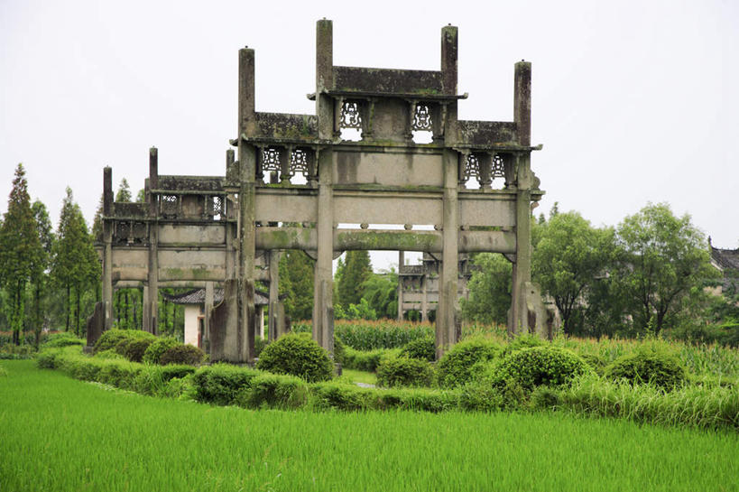 无人,横图,室外,白天,正面,旅游,度假,草地,草坪,黄山,名胜古迹,植物,标志建筑,地标,建筑,中国,亚洲,一排,遗迹,整齐,建筑群,牌坊,牌楼,古迹,文化,文物,娱乐,建设,古建筑,草,树,树木,排列,绿色,自然,享受,休闲,旅游胜地,放松,生长,成长,纪念,祭祀,队列,表彰,荣誉,古文明,东亚,安徽,安徽省,黄山市,歙县,中华人民共和国,华东地区,荣耀,皖,棠樾村,棠樾牌坊,棠樾牌坊群,彩图,传统文化