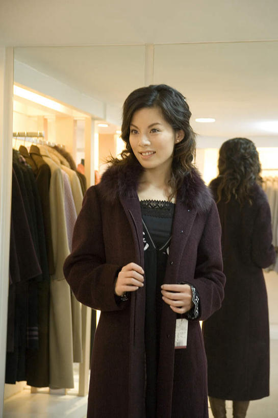 东方人,一个人,商务人士,商务女性,商店,站,笑,微笑,露齿笑,竖图,室内,白天,正面,购物,消费,镜子,超市,亚洲,仅一个年轻女性,仅一个女性,仅一个人,握,套装,朦胧,模糊,反射,标牌,拿,拿着,注视,黄种人,穿衣镜,观察,看,站着,握着,金融,百货,观看,镜像,察看,镜面,服装店,关注,商务装,选购,贸易,工薪阶层,百货公司,服饰店,光学,血拼,年轻女性,女人,女性,亚洲人,白领,上班族,站立,半身,彩图,购物商场,购物中心,商业中心