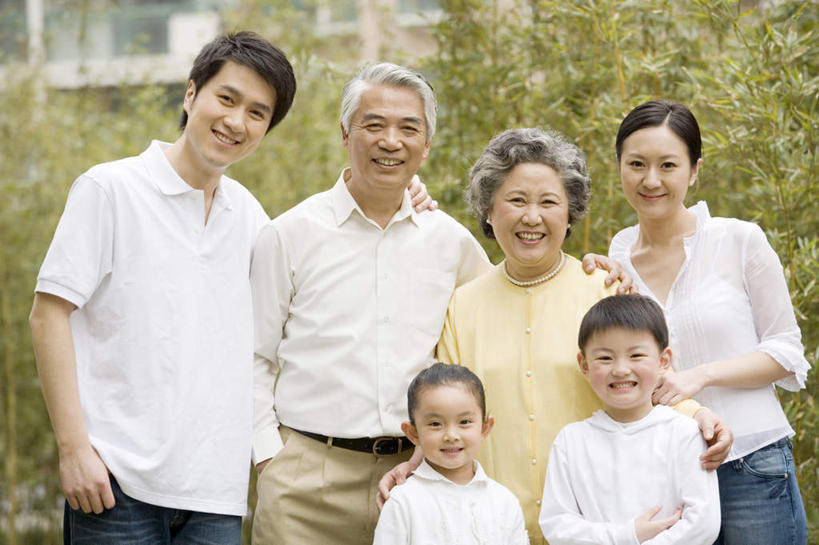 东方人,儿童,老年人,夫妻,母亲,父亲,女儿,祖母,祖父,三代同堂,焊工,家,抱,笑,微笑,露齿笑,横图,室外,白天,正面,爱情,纯洁,植物,亚洲,服装,裤子,房屋,屋子,公寓,许多人,浪漫,注视,牛仔裤,休闲装,黄种人,祖孙三代,洋房,楼房,住宅,树,树木,小孩,衣服,绿色,自然,观察,看,一群人,休闲,温暖,温馨,父女,母女,休闲服,恩爱,父爱,可爱,母爱,童年,童趣,恋人,服饰,生长,奶奶,爷爷,成长,抱着,观看,祖孙,和睦,察看,搂着,关注,童真,烂漫,无邪,外婆,外孙女,外祖母,外公,外祖父,外孙,外孙子,天真,老年男性,老年女性,男孩,男人,男性,年轻男性,年轻女性,女孩,女人,女性,亚洲人,孩子,年轻人,夫妇,情侣,全家福,孙女,孙子,电焊工,焊接工,搂,搂抱,半身,彩图,房子,伴侣,融洽,男生,女生,爸爸,多代同堂,妈妈