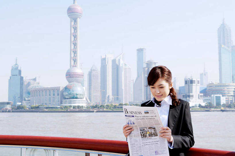 东方人,一个人,商务人士,商务女性,高楼大厦,栏杆,站,笑,微笑,横图,全景,室外,白天,正面,度假,河流,美景,水,天际线,城市风光,标志建筑,城市,大厦,地标,建筑,摩天大楼,报纸,上海,中国,亚洲,仅一个年轻女性,仅一个女性,仅一个人,握,套装,信息,房顶,房屋,屋顶,屋子,河水,景观,公寓,建筑群,围栏,交通,顶棚,注视,黄种人,娱乐,建设,东方明珠,黄浦江,金茂大厦,浦东,护栏,楼房,江水,住宅,红色,低头,观察,看,站着,享受,休闲,景色,放松,握着,环球金融中心,观看,新闻,一份,察看,关注,商务装,电视塔,工薪阶层,柏悦酒店,国际贸易金融中心,合生国际大厦,花旗集团大厦,金融中心,陆家嘴,陆家嘴金融中心,上海环球金融中心,香格里拉酒店,震旦国际大楼,东方明珠电视塔,年轻女性,女人,女性,亚洲人,白领,上班族,站立,半身,彩图,房子,大楼,高层建筑,高楼,摩天楼,报刊
