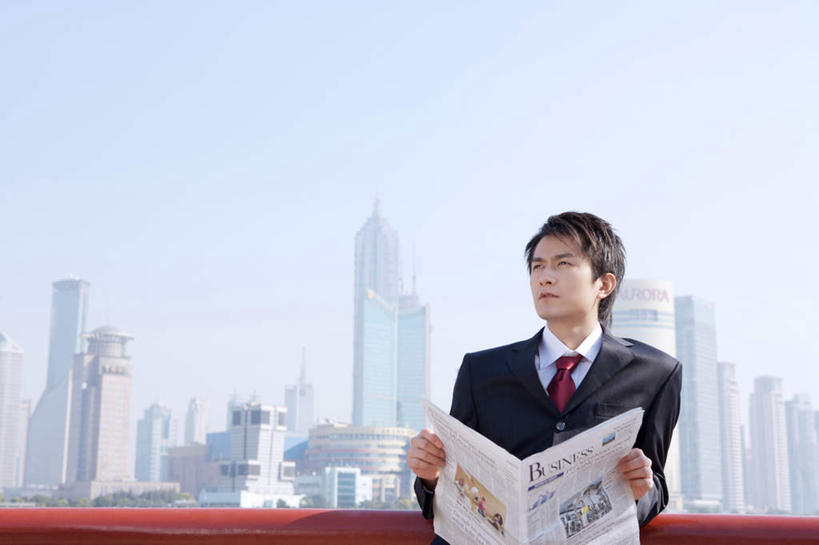 东方人,一个人,商务人士,商务男性,高楼大厦,栏杆,站,横图,全景,室外,白天,正面,衬衫,度假,河流,美景,水,天际线,城市风光,标志建筑,城市,大厦,地标,建筑,摩天大楼,报纸,上海,中国,亚洲,仅一个男性,仅一个人,握,套装,信息,房顶,房屋,屋顶,屋子,河水,景观,公寓,建筑群,围栏,领带,交通,顶棚,注视,黄种人,娱乐,建设,黄浦江,金茂大厦,浦东,护栏,楼房,江水,住宅,仅一个年轻男性,红色,观察,看,站着,享受,休闲,景色,放松,握着,环球金融中心,观看,新闻,一份,察看,象征,庄重,关注,商务装,身份,工薪阶层,柏悦酒店,国际贸易金融中心,合生国际大厦,花旗集团大厦,金融中心,陆家嘴,陆家嘴金融中心,上海环球金融中心,香格里拉酒店,震旦国际大楼,正式,地位,男人,男性,年轻男性,亚洲人,白领,上班族,站立,半身,彩图,衬衣,房子,大楼,高层建筑,高楼,摩天楼,报刊
