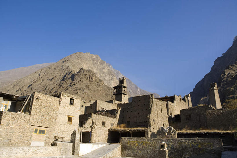 无人,横图,室外,白天,仰视,旅游,度假,石头,名胜古迹,山,山脉,植物,标志建筑,地标,建筑,中国,亚洲,阴影,遗迹,光线,石子,影子,墙,山峰,山峦,古迹,文物,娱乐,建设,古建筑,墙壁,墙面,树,树木,蓝色,绿色,蓝天,天空,阳光,自然,群山,天,享受,休闲,旅游胜地,放松,四川省,生长,晴朗,成长,古文明,东亚,四川,阿坝,桃坪乡,万里无云,中华人民共和国,西南地区,阿坝藏族羌族自治州,阿坝州,川,理县,桃坪羌寨,石块,岩石,晴空,晴空万里,彩图,低角度拍摄