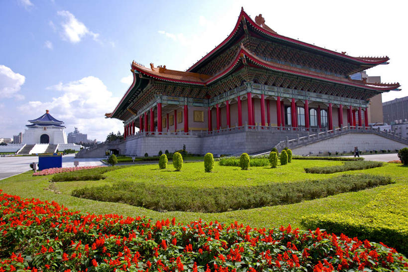 无人,横图,室外,白天,仰视,旅游,度假,草地,草坪,花海,花圃,植物,标志建筑,地标,建筑,叶子,台湾,中国,亚洲,一排,许多,阴影,整齐,盛开,光线,瓦片,影子,柱子,屋顶,云,云朵,花蕾,云彩,顶棚,瓦,娱乐,建设,草,花,花瓣,花朵,花卉,鲜花,排列,红色,蓝色,绿色,白云,蓝天,天空,阳光,花丛,花束,花田,天,花苞,花蕊,享受,休闲,旅游胜地,放松,建造,晴朗,蒋介石纪念堂,中正纪念堂,队列,东亚,屋瓦,台北,港澳台,中华人民共和国,省会,台北市,台湾省,蒋公纪念堂,中正区,晴空,彩图,低角度拍摄,台