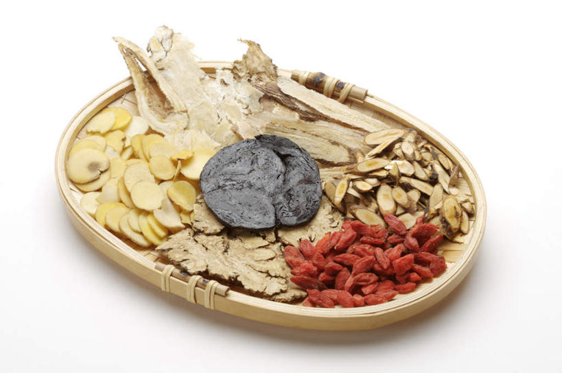 无人,交叉,横图,俯视,室内,特写,白天,白色背景,植物,当归,竹子,一堆,许多,阴影,堆叠,堆积,竹制,编织,反射,篮子,影子,果实,根,草药,药草,很多,中药,一个,竹篮,摄影,影棚,单个,竹条,堆,枸杞子,枸杞,交织,竹制品,药材,中草药,中药材,本草,苟起子,枸杞豆,枸杞果,血杞子,穿插,云归,西当归,秦归,岷当归,彩图,高角度拍摄,影棚拍摄,拍摄