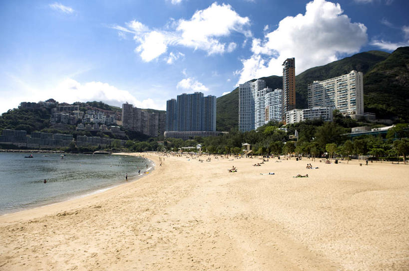 东方人,家,高楼大厦,坐,横图,室外,白天,正面,度假,海浪,海洋,美景,沙滩,植物,城市风光,城市,大厦,建筑,摩天大楼,香港,中国,亚洲,行人,游客,游人,阴影,服装,光线,沙子,影子,房屋,屋子,海岸,景观,浪花,云,云朵,公寓,沙地,许多人,云彩,黄种人,娱乐,洋房,楼房,路人,旅客,住宅,树,树木,衣服,蓝色,绿色,白云,蓝天,天空,阳光,自然,海水,楼宇,天,一群人,享受,休闲,景色,放松,服饰,生长,晴朗,成长,港,衣着,穿着,海景,东亚,浅水湾,香港特别行政区,港澳台,中华人民共和国,衣饰,过客,香港浅水湾,男人,男性,年轻男性,年轻女性,女人,女性,亚洲人,大海,风浪,海,海水的波动,海滩,近岸浪,涌浪,晴空,坐着,彩图,全身,房子,大楼,高层建筑,高楼,摩天楼