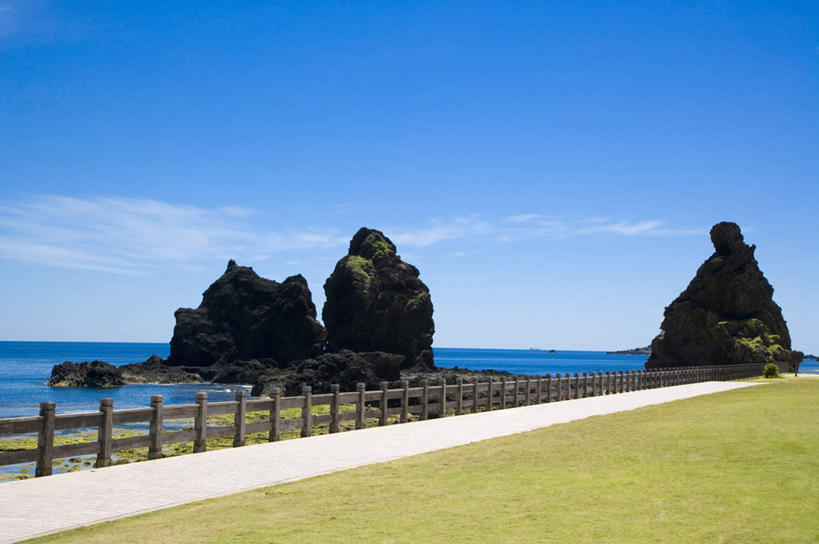 无人,横图,室外,白天,正面,旅游,度假,草地,草坪,海浪,海洋,石头,美景,沙滩,植物,道路,路,台湾,中国,亚洲,阴影,光线,沙子,石子,影子,海岸,景观,浪花,云,云朵,小路,交通,沙地,云彩,娱乐,草,蓝色,绿色,白云,蓝天,天空,阳光,自然,海水,天,享受,休闲,景色,放松,乡间小路,晴朗,自然风光,绿岛,海景,东亚,台东县,港澳台,中华人民共和国,台湾省,大海,风浪,海,海水的波动,海滩,近岸浪,石块,岩石,涌浪,晴空,彩图,火烧岛,绿岛乡,台东,台