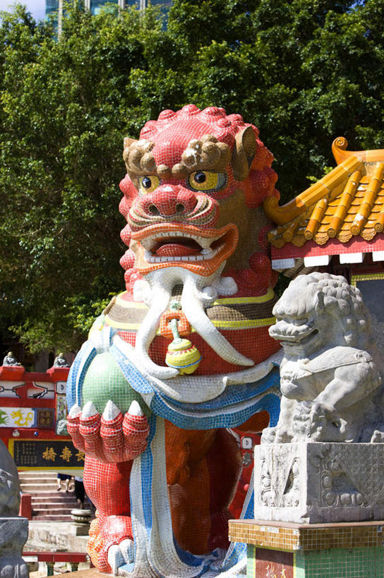 无人,竖图,室外,白天,正面,旅游,度假,成功,名胜古迹,植物,标志建筑,地标,建筑,哺乳动物,野生动物,狮子,雕塑,香港,中国,亚洲,阴影,辟邪,遗迹,艺术,装饰,光线,龙,雕刻,雕像,瓦片,影子,屋顶,顶棚,瓦,古迹,文化,文物,娱乐,建设,古建筑,石雕,树,树木,绿色,阳光,自然,动物,工艺品,石狮,祈祷,享受,休闲,健康,旅游胜地,放松,许愿,建造,生长,成长,纪念,祈求,美术,港,高贵,主题,图腾,传说,凶猛,陈列,古文明,东亚,屋瓦,浅水湾,香港特别行政区,港澳台,中华人民共和国,功能,美学,驱邪,祛邪,避邪,祥瑞,灵兽,权势,尊荣,守护神,香港浅水湾,残暴,平安,幸运,凶残,彩图