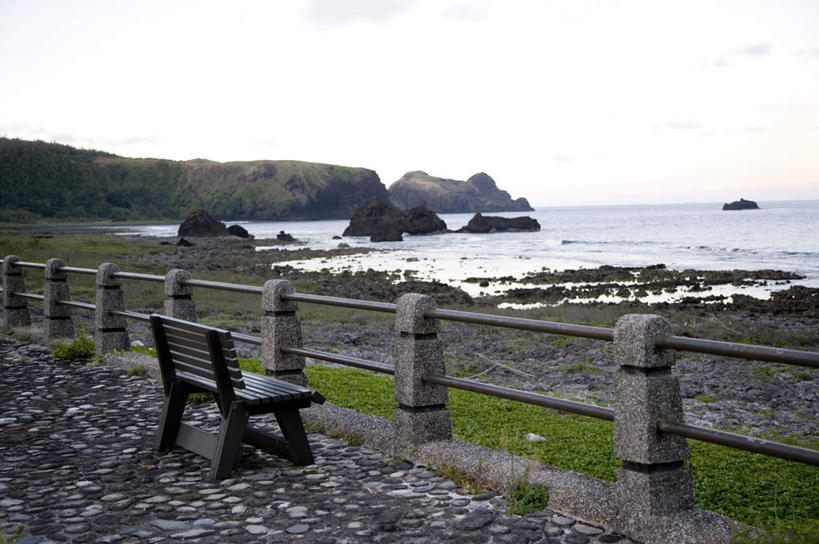 无人,栏杆,横图,室外,白天,正面,旅游,度假,草地,草坪,海浪,海洋,美景,沙滩,植物,椅子,台湾,中国,亚洲,沙子,木椅,海岸,景观,浪花,水平线,围栏,辽阔,海平线,沙地,娱乐,护栏,草,绿色,自然,海水,享受,休闲,广阔,景色,放松,一望无际,自然风光,绿岛,海景,东亚,台东县,港澳台,中华人民共和国,台湾省,无边无际,一马平川,大海,风浪,海,海水的波动,海滩,近岸浪,涌浪,彩图,火烧岛,绿岛乡,台东,水天相接,水天一线,台