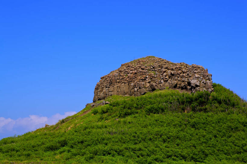 无人,横图,室外,白天,仰视,旅游,度假,草地,草坪,石头,美景,山,山脉,植物,台湾,中国,亚洲,阴影,光线,石子,影子,景观,山峰,山峦,娱乐,草,蓝色,绿色,蓝天,天空,阳光,自然,群山,天,享受,休闲,景色,放松,晴朗,自然风光,东亚,万里无云,港澳台,中华人民共和国,台湾省,石块,岩石,晴空,晴空万里,彩图,低角度拍摄,澎湖群岛,台