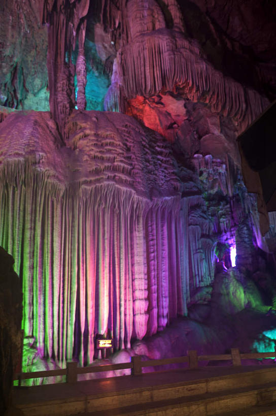 无人,竖图,彩色,室内,白天,正面,旅游,度假,石头,美景,山,山脉,霓虹灯,桂林,中国,亚洲,阴影,光线,影子,景观,山峰,灯光,七彩,山峦,娱乐,光源,霓虹,灯,自然,群山,享受,休闲,景色,放松,洞穴,广西,照明设备,自然风光,东亚,钟乳石,石钟乳,广西壮族自治区,中华人民共和国,桂林市,桂,华南地区,氖灯,洞窟,窟窿,石块,岩石,彩图,荔浦,荔浦县,银子岩