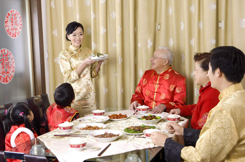 东方人,儿童,老年人,夫妻,母亲,父亲,女儿,祖母,祖父,三代同堂,站,坐,笑,微笑,露齿笑,横图,室内,白天,正面,民族服装,爱情,烹饪,中餐,纯洁,餐桌,窗帘,筷子,桌子,餐具,春节,亚洲,握,服装,节日,庆祝,艺术,装饰,碟子,盘,纸艺,手工艺品,陶瓷,料理,食品,陶瓷制品,许多人,浪漫,拿,拿着,注视,黄种人,文化,祖孙三代,传统,菜肴,美食,食物,小孩,衣服,帘子,盘子,容器,纸制品,工艺品,剪纸,碟,碗,观察,看,站着,一群人,庆典,温暖,温馨,父女,母女,中式,遮阳,恩爱,父爱,可爱,母爱,童年,童趣,握着,恋人,服饰,佳肴,奶奶,爷爷,餐台,观看,纪念,祖孙,储藏,礼节,华丽,修饰,点缀,和睦,察看,高雅,衣着,储存,穿着,关注,礼仪,童真,烂漫,无邪,外婆,外孙女,外祖母,外公,外祖父,外孙,窗花,外孙子,自信心,品位,衬托,美观,雅致,雅观,剪画,刻纸,衣饰,天真,老年男性,老年女性,男孩,男人,男性,年轻男性,年轻女性,女孩,女人,女性,亚洲人,孩子,年轻人,夫妇,情侣,全家福,孙女,孙子,进餐用具,站立,坐着,半身,彩图,传统服装,民俗服,伴侣,唐装,融洽,贮存,男生,女生,爸爸,多代同堂,妈妈