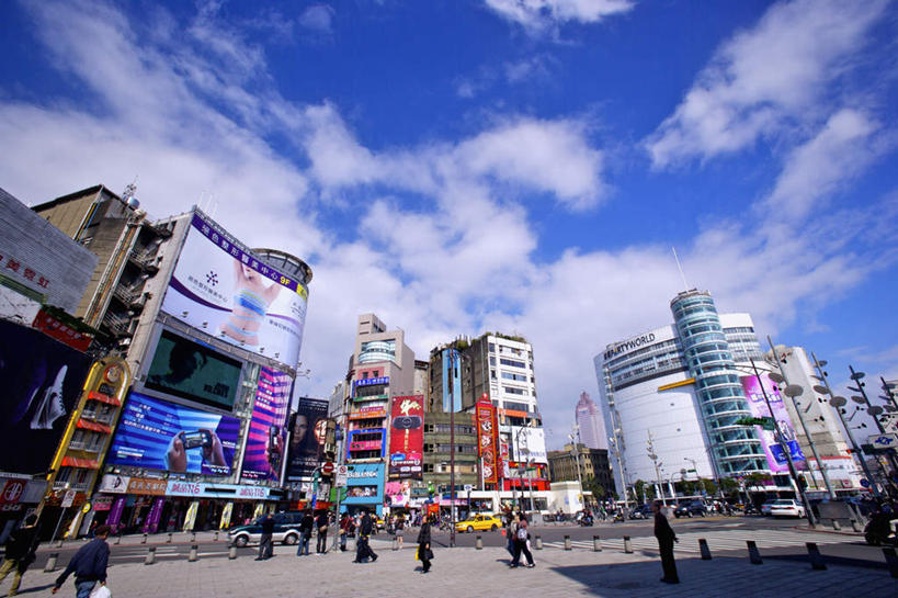 东方人,高楼大厦,商店,走,横图,室外,白天,仰视,购物,度假,办公楼,消费,美景,城市风光,超市,城市,大厦,建筑,摩天大楼,商场,写字楼,台湾,中国,亚洲,行人,游客,游人,阴影,服装,光线,信息,影子,景观,云,云朵,许多人,云彩,注视,休闲装,黄种人,娱乐,路人,旅客,布告,布告栏,衣服,蓝色,白云,蓝天,天空,阳光,楼宇,天,观察,看,一群人,享受,休闲,休闲服,商务楼,景色,放松,金融,百货,服饰,晴朗,观看,察看,通知,公告,传播,关注,消息,选购,贸易,百货公司,东亚,台北,西门町,港澳台,中华人民共和国,省会,血拼,台北市,台湾省,公布栏,过客,艋舺,万华,万华区,男人,男性,女人,女性,中年男性,中年女性,亚洲人,晴空,步行,散步,走路,半身,彩图,低角度拍摄,大楼,高层建筑,高楼,购物商场,购物中心,摩天楼,商业中心,台