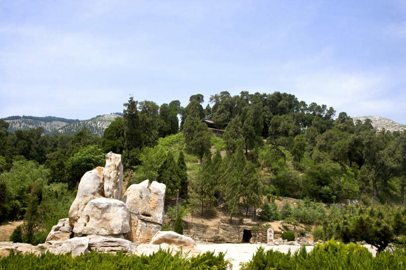 无人,横图,室外,白天,正面,旅游,度假,石头,美景,森林,山,山脉,树林,植物,中国,亚洲,阴影,光线,石子,影子,景观,山顶,山峰,云,云朵,山峦,云彩,娱乐,山东,树,树木,蓝色,绿色,白云,蓝天,天空,阳光,自然,群山,天,享受,休闲,景色,放松,洞穴,生长,晴朗,成长,自然风光,东亚,沉积岩,曲阜,曲阜市,山东省,中华人民共和国,华东地区,鲁,颠峰,洞窟,极峰,窟窿,水成岩,石块,岩石,晴空,彩图,尼山,曲阜尼山