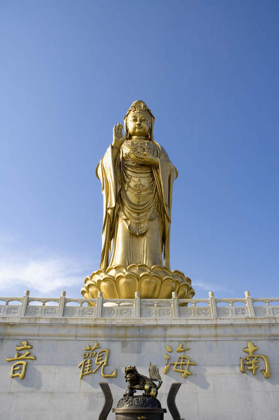 东方人,一个人,无人,站,竖图,室外,白天,仰视,民族服装,旅游,度假,智慧,石头,名胜古迹,标志建筑,地标,建筑,蜡烛,雕塑,中国,亚洲,仅一个年轻女性,仅一个女性,仅一个人,阴影,服装,节日,神话,遗迹,艺术,装饰,光线,标志,雕刻,雕像,石子,文字,影子,字符,墙,烟雾,云,云朵,燃烧,云彩,注视,黄种人,古迹,文化,文物,娱乐,标识,建设,古建筑,浙江,墙壁,墙面,佛香,浙江省,衣服,蓝色,白云,蓝天,天空,阳光,香火,香烛,工艺品,天,观察,看,祈祷,站着,享受,休闲,健康,金色,汉字,旅游胜地,放松,许愿,宗教,观音,服饰,信仰,烧香,晴朗,观看,纪念,祈求,美术,察看,富贵,衣着,穿着,关注,中文,主题,传说,陈列,古文明,东亚,菩萨,忠诚,普陀区,普陀山,紫竹林,观音菩萨,中华人民共和国,华东地区,浙,功能,美学,国文,华文,富丽,舟山,舟山市,衣饰,名誉,荣华,慈悲,中国神话,观世音,观世音菩萨,观音大士,观自在菩萨,平安,年轻女性,女人,女性,亚洲人,石块,晴空,站立,彩图,低角度拍摄,全身,传统服装,民俗服