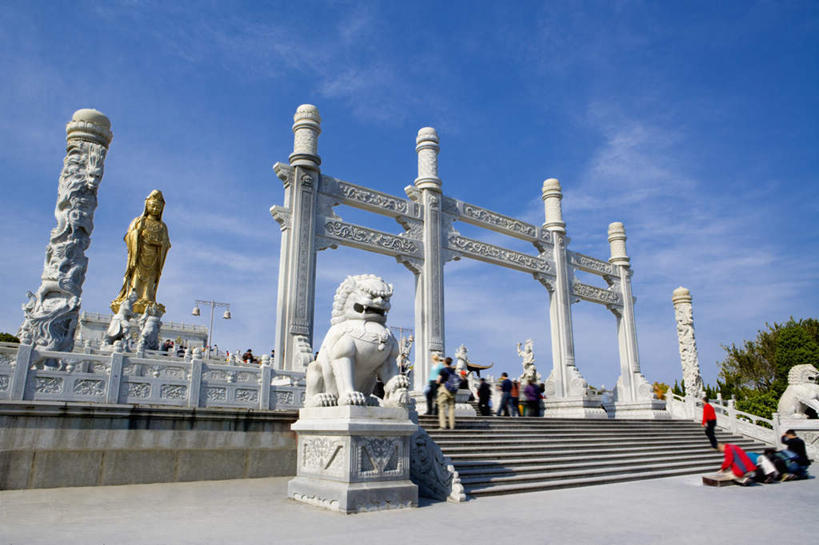 东方人,栏杆,走,横图,室外,白天,仰视,旅游,度假,植物,楼梯,标志建筑,地标,建筑,哺乳动物,野生动物,狮子,雕塑,中国,亚洲,行人,游客,游人,阴影,服装,辟邪,艺术,装饰,光线,雕刻,雕像,扶手,影子,阶梯,云,云朵,建筑群,许多人,云彩,注视,休闲装,黄种人,文化,娱乐,建设,浙江,护栏,石雕,路人,旅客,台阶,树,树木,浙江省,衣服,蓝色,绿色,白云,蓝天,天空,阳光,自然,动物,工艺品,石狮,天,观察,看,祈祷,一群人,享受,休闲,健康,休闲服,旅游胜地,放松,许愿,服饰,生长,晴朗,成长,观看,纪念,祈求,美术,察看,关注,主题,凶猛,陈列,东亚,普陀区,普陀山,紫竹林,中华人民共和国,华东地区,浙,功能,美学,驱邪,祛邪,避邪,舟山,舟山市,守护神,过客,残暴,平安,凶残,男人,男性,年轻男性,年轻女性,女人,女性,亚洲人,晴空,步行,散步,走路,半身,彩图,低角度拍摄