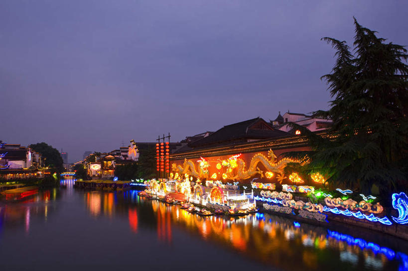 无人,寺庙,横图,室外,正面,旅游,度假,河流,名胜古迹,水,植物,标志建筑,地标,建筑,照明,南京,中国,亚洲,阴影,节日,遗迹,光线,彩灯,影子,河水,水流,建筑群,灯光,古迹,文化,文物,娱乐,建设,古建筑,江苏,灯,树,树木,蓝色,绿色,蓝天,天空,自然,灯具,庙宇,天,祈祷,享受,休闲,健康,旅游胜地,放松,许愿,宗教,花灯,佛教,信仰,生长,成长,纪念,夫子庙,秦淮河,祈求,照亮,照明设备,古文明,东亚,江苏省,南京市,中华人民共和国,华东地区,苏,省会,释教,南京夫子庙,平安,石头城,彩图,庙,寺