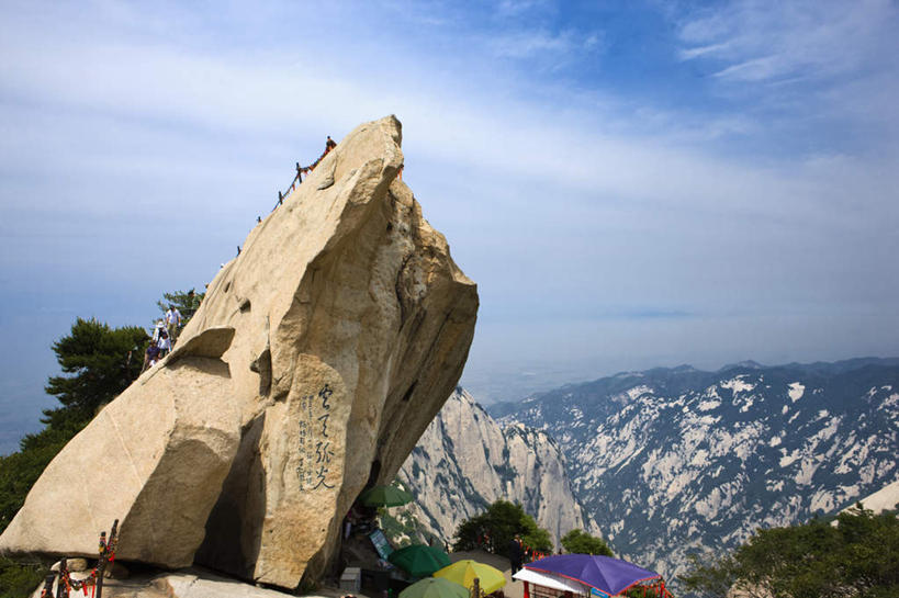 无人,横图,俯视,室外,白天,旅游,度假,华山,石头,美景,山,山脉,树林,植物,中国,亚洲,阴影,光线,纹路,石子,纹理,影子,景观,山峰,云,云朵,山峦,云彩,娱乐,树,树木,绿色,白云,蓝天,天空,阳光,自然,群山,天,享受,休闲,景色,放松,生长,晴朗,成长,自然风光,东亚,陕西,陕西省,肌理,中华人民共和国,西北地区,陕,渭南,渭南市,奇险天下第一山,西岳,西岳华山,石块,岩石,晴空,彩图,高角度拍摄,五岳之一