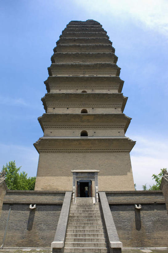 无人,寺庙,竖图,室外,白天,仰视,旅游,度假,名胜古迹,植物,标志建筑,地标,建筑,西安,中国,亚洲,遗迹,云,云朵,塔,云彩,古迹,文物,娱乐,建设,古建筑,宝塔,树,树木,蓝色,绿色,白云,蓝天,天空,自然,庙宇,天,享受,休闲,旅游胜地,放松,生长,晴朗,成长,古文明,东亚,陕西,陕西省,西安市,小雁塔,中华人民共和国,省会,西北地区,陕,浮图,浮屠,晴空,彩图,低角度拍摄,庙,寺,荐福寺