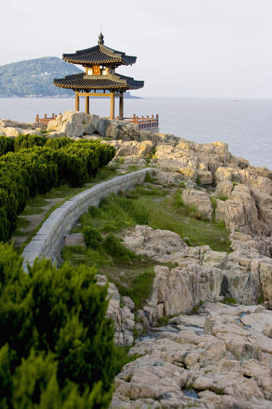 无人,寺庙,竖图,室外,白天,正面,旅游,度假,草地,草坪,河流,石头,名胜古迹,山,山脉,水,植物,标志建筑,地标,建筑,中国,亚洲,阴影,遗迹,光线,石子,影子,河水,山峰,水流,塔,山峦,古迹,文物,娱乐,建设,古建筑,浙江,宝塔,草,树,树木,浙江省,蓝色,绿色,蓝天,天空,阳光,自然,庙宇,群山,天,享受,休闲,旅游胜地,放松,生长,晴朗,成长,古文明,东亚,普陀区,普陀山,紫竹林,万里无云,中华人民共和国,华东地区,浙,舟山,舟山市,浮图,浮屠,石块,晴空,晴空万里,彩图,庙,寺