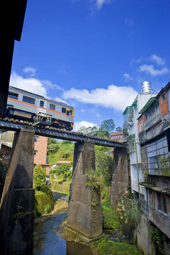 无人,家,竖图,室外,白天,仰视,度假,河流,石头,美景,水,植物,城市风光,城市,火车,台湾,中国,亚洲,阴影,光线,石子,影子,房屋,屋子,河水,景观,水流,云,云朵,公寓,桥,云彩,娱乐,石桥,洋房,楼房,拱桥,住宅,栈桥,车,树,树木,蓝色,绿色,白云,蓝天,天空,阳光,自然,交通工具,天,享受,休闲,景色,放松,拱形,生长,晴朗,成长,人行桥,石拱桥,载具,东亚,台北县,港澳台,中华人民共和国,台湾省,新北,新北市,石块,晴空,彩图,低角度拍摄,房子,平溪区,台