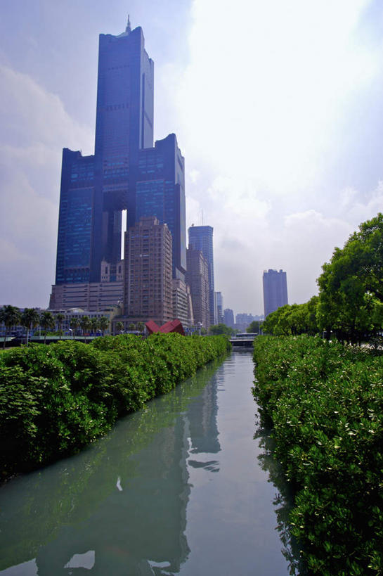 无人,高楼大厦,竖图,室外,白天,仰视,度假,河流,美景,水,植物,城市风光,城市,大厦,建筑,摩天大楼,台湾,中国,亚洲,阴影,环保,光线,影子,河水,景观,水流,云,云朵,防护,云彩,娱乐,树,树木,蓝色,绿色,白云,蓝天,天空,阳光,自然,天,享受,休闲,景色,放松,生长,晴朗,成长,美好,美妙,间隔,东亚,高雄市,新光码头,港澳台,中华人民共和国,美观,雅观,台湾省,高雄,绿篱,生篱,树篱,植篱,晴空,彩图,低角度拍摄,大楼,高层建筑,高楼,摩天楼,海洋之心,台