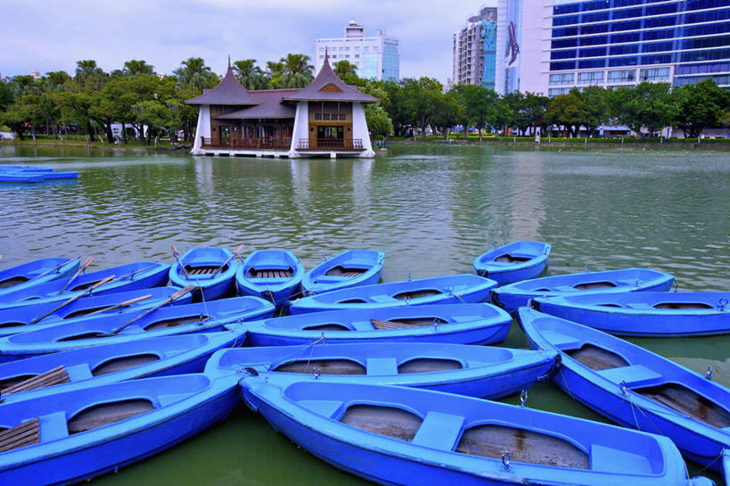 无人,高楼大厦,码头,横图,室外,白天,正面,旅游,度假,植物,标志建筑,大厦,地标,港口,建筑,轮船,摩天大楼,船,台湾,中国,亚洲,许多,停靠,阴影,光线,瓦片,影子,屋顶,云,云朵,云彩,顶棚,瓦,娱乐,建设,树,树木,蓝色,绿色,白云,蓝天,天空,阳光,自然,交通工具,天,享受,休闲,旅游胜地,放松,建造,生长,晴朗,成长,停泊,载具,东亚,屋瓦,游艇码头,台中公园,港澳台,中华人民共和国,中山公园,台湾省,台中,台中市,晴空,彩图,摆渡口,埠头,大楼,渡口,渡头,港湾,高层建筑,高楼,海港,口岸,摩天楼,台