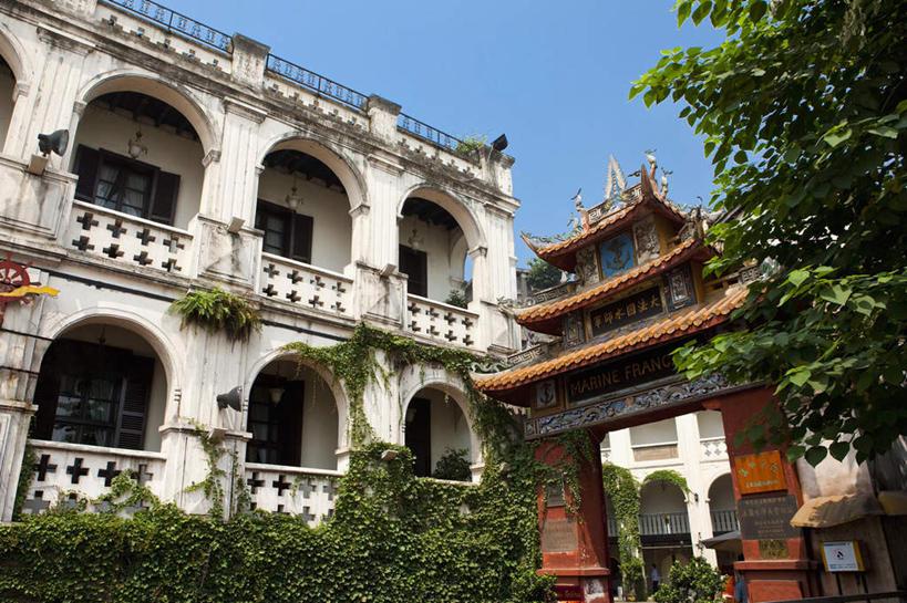 无人,家,栏杆,横图,室外,白天,仰视,旅游,度假,植物,标志建筑,地标,建筑,重庆,中国,亚洲,一排,许多,阴影,整齐,光线,影子,房屋,屋子,拱门,围栏,娱乐,建设,护栏,楼房,住宅,树,树木,排列,蓝色,绿色,蓝天,天空,阳光,自然,天,享受,休闲,旅游胜地,放松,生长,晴朗,成长,队列,东亚,万里无云,法国水师兵营,南滨路,中华人民共和国,西南地区,重庆市,渝,南岸区,晴空,晴空万里,彩图,低角度拍摄,房子,滨江路