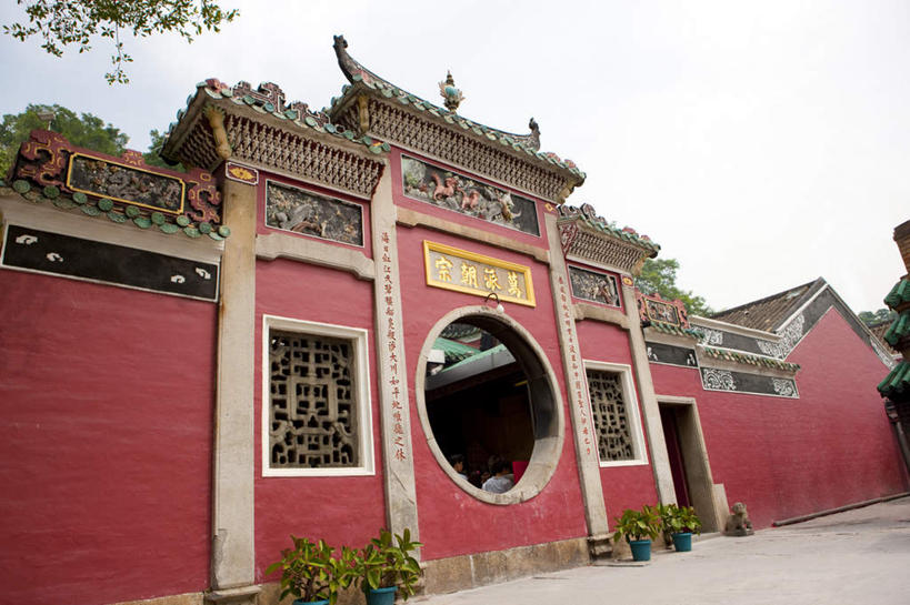 无人,寺庙,横图,室外,白天,仰视,旅游,度假,名胜古迹,植物,门,标志建筑,地标,建筑,雕塑,澳门,中国,亚洲,阴影,节日,遗迹,艺术,装饰,光线,标志,雕刻,牌匾,文字,影子,字符,墙,燃烧,古迹,文化,文物,娱乐,标识,建设,古建筑,墙壁,墙面,树,树木,红色,蓝色,绿色,蓝天,天空,阳光,自然,香火,工艺品,门框,庙宇,天,祈祷,享受,休闲,健康,汉字,旅游胜地,放松,许愿,宗教,信仰,生长,晴朗,成长,纪念,祈求,美术,中文,主题,陈列,古文明,东亚,妈祖阁,妈阁庙,万里无云,港澳台,中华人民共和国,功能,美学,国文,华文,澳门特别行政区,澳,平安,晴空,晴空万里,彩图,低角度拍摄,庙,寺