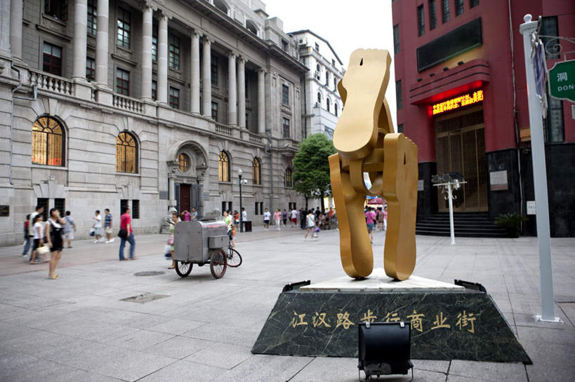 东方人,家,商店,走,横图,室外,白天,正面,购物,度假,消费,美景,植物,城市风光,超市,城市,商场,雕塑,武汉,中国,亚洲,行人,游客,游人,服装,艺术,装饰,标志,雕刻,雕像,文字,字符,房屋,屋子,景观,公寓,许多人,黄种人,娱乐,标识,洋房,楼房,路人,旅客,住宅,树,树木,衣服,绿色,自然,工艺品,一群人,享受,休闲,金色,汉字,景色,放松,金融,百货,服饰,生长,成长,纪念,美术,富贵,衣着,穿着,中文,主题,陈列,选购,贸易,百货公司,东亚,忠诚,湖北,湖北省,武汉市,汉口,中华人民共和国,省会,功能,美学,血拼,国文,华文,富丽,华中地区,鄂,衣饰,名誉,荣华,过客,男人,男性,年轻男性,年轻女性,女人,女性,亚洲人,步行,散步,走路,彩图,全身,房子,购物商场,购物中心,商业中心,东方芝加哥,江汉路步行街