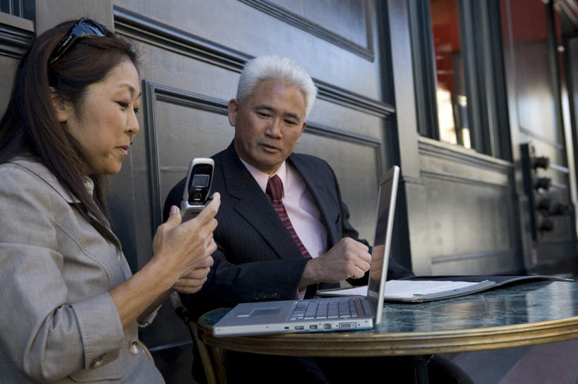 东方人,两个人,夫妻,商务人士,商务男性,商务女性,餐厅,坐,打电话,横图,室外,白天,正面,衬衫,爱情,电脑,笔记本电脑,餐桌,桌子,电话,手机,亚洲,握,套装,网络,笔,材料,档案,墨镜,文件,眼镜,办公用品,浪漫,拿,拿着,扭头,注视,黄种人,通讯设备,水笔,文具,太阳镜,太阳眼镜,学习用品,资料,观察,看,转头,遮阳镜,恩爱,握着,恋人,餐台,观看,文具用品,察看,无线,关注,文档,通信设备,商务装,无线网络,无线上网,便携式电脑,工薪阶层,交流,手提电脑,男人,男性,女人,女性,中年男性,中年女性,亚洲人,夫妇,情侣,白领,上班族,沟通,通话,坐着,半身,彩图,衬衣,餐馆,饭店,饭馆,伴侣