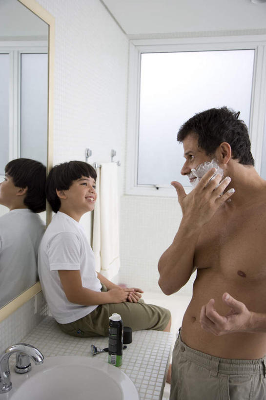 西方人,儿童,中年人,两个人,家庭,父亲,儿子,站,坐,摸,竖图,室内,白天,正面,纯洁,镜子,卫生间,浴室,欧洲,欧洲人,抚摸,服装,水槽,水龙头,墙,注视,休闲装,水斗,裸露,开关,墙壁,墙面,小孩,衣服,白色,打开,观察,看,站着,休闲,温暖,温馨,父子,一家人,休闲服,父爱,可爱,童年,童趣,服饰,观看,剃须膏,阀门,镜像,和睦,察看,开启,镜面,关注,剃须,裸,童真,烂漫,无邪,剃须泡沫,剃须啫喱,水咀,刮胡泡,刮胡啫喱,剃须沫,剃须泡,天真,男孩,男人,男性,中年男性,白种人,孩子,淋浴房,触摸,接触,站立,坐着,半身,彩图,冲凉房,沐浴间,沐浴室,融洽,男生