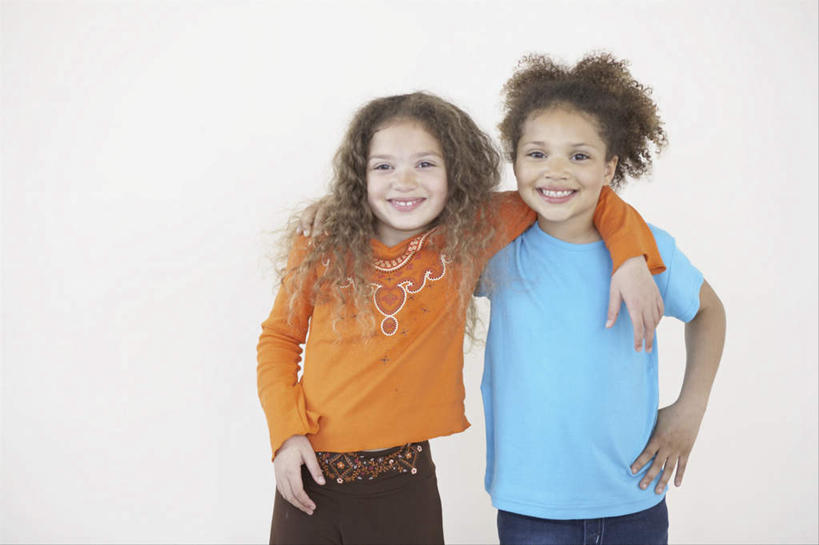 西方人,儿童,两个人,伙伴,朋友,站,抱,笑,微笑,露齿笑,横图,室内,白天,白色背景,正面,毛衣,友谊,纯洁,项链,欧洲,非洲,黑人,欧洲人,阴影,服装,反射,影子,注视,休闲装,手叉腰,装饰品,小孩,衣服,饰品,首饰,叉腰,观察,看,站着,休闲,休闲服,可爱,童年,童趣,摄影,服饰,影棚,抱着,观看,察看,搂着,双手叉腰,关注,线衫,童真,烂漫,无邪,天真,友情,女孩,女人,女性,白种人,非洲人,搂,搂抱,站立,半身,彩图,影棚拍摄,绒衣,套衫,套头毛衣,线衣,拍摄,女生