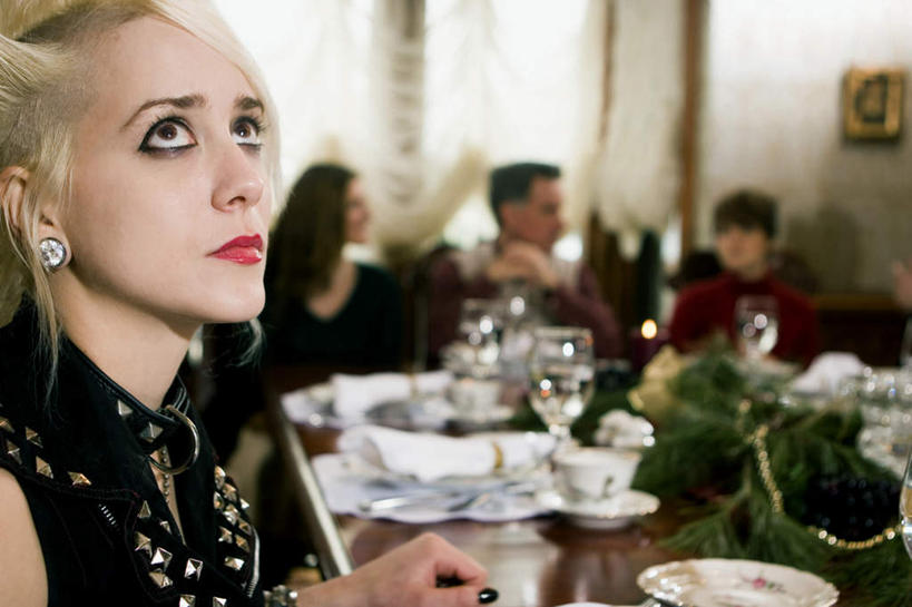 西方人,四个人,伙伴,朋友,餐厅,站,坐,横图,室内,白天,正面,晚礼服,友谊,植物,杯子,餐具,礼盒,礼物,欧洲,欧洲人,握,朦胧,模糊,碟子,高脚杯,盘,盆栽,纸盒,盆景,红酒杯,注视,玻璃制品,盒子,装饰品,绿色,自然,包装盒,盘子,耳环,酒杯,饰品,首饰,礼品盒,碟,观察,看,站着,握着,礼品,生长,成长,观看,察看,葡萄酒杯,关注,耳饰,友情,男人,男性,年轻男性,年轻女性,女人,女性,白种人,玻璃杯,站立,坐着,半身,彩图,晚宴服,舞会服,洋服,洋装,夜礼服,餐馆,饭店,饭馆