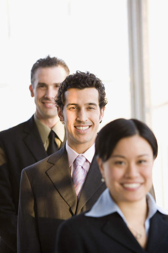 东方人,西方人,三个人,同事,商务人士,商务男性,商务女性,站,笑,微笑,露齿笑,竖图,室内,白天,正面,衬衫,成功,合作,团队,集体,信心,欧洲,欧洲人,亚洲,一排,套装,整齐,墙,领带,注视,黄种人,队伍,墙壁,墙面,排列,白色,观察,看,站着,观看,察看,领导,象征,庄重,成就,队列,关注,商务装,身份,合伙,领袖,工薪阶层,正式,地位,男人,男性,年轻男性,年轻女性,女人,女性,中年男性,白种人,亚洲人,白领,上班族,站立,半身,彩图,衬衣