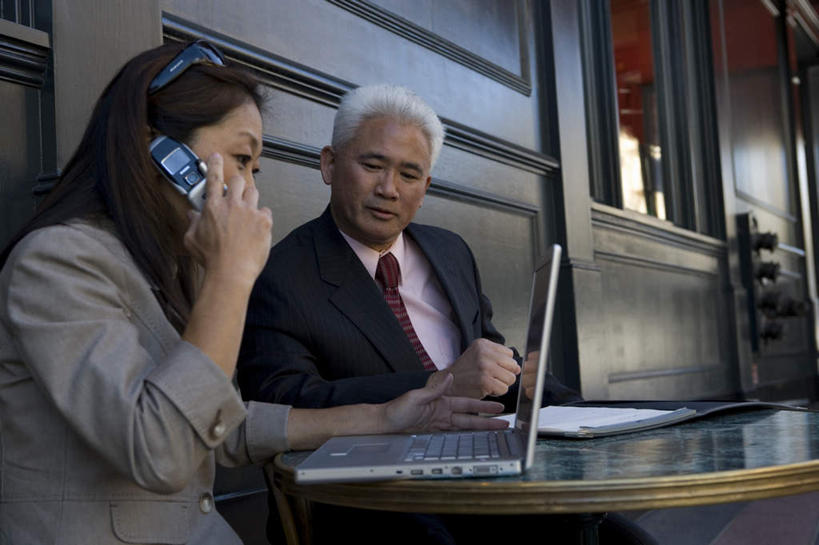 东方人,中年人,两个人,家庭,夫妻,商务人士,商务男性,商务女性,餐厅,坐,打电话,横图,室外,白天,正面,衬衫,爱情,餐桌,桌子,电话,手机,亚洲,握,套装,材料,档案,墨镜,文件,眼镜,领带,浪漫,拿,听,拿着,注视,黄种人,通讯设备,太阳镜,太阳眼镜,资料,观察,看,温暖,温馨,一家人,遮阳镜,恩爱,握着,恋人,餐台,观看,和睦,察看,象征,庄重,关注,文档,商务装,身份,工薪阶层,正式,地位,交流,男人,男性,女人,女性,中年男性,中年女性,亚洲人,夫妇,情侣,白领,上班族,沟通,通话,坐着,半身,彩图,衬衣,餐馆,饭店,饭馆,伴侣,融洽