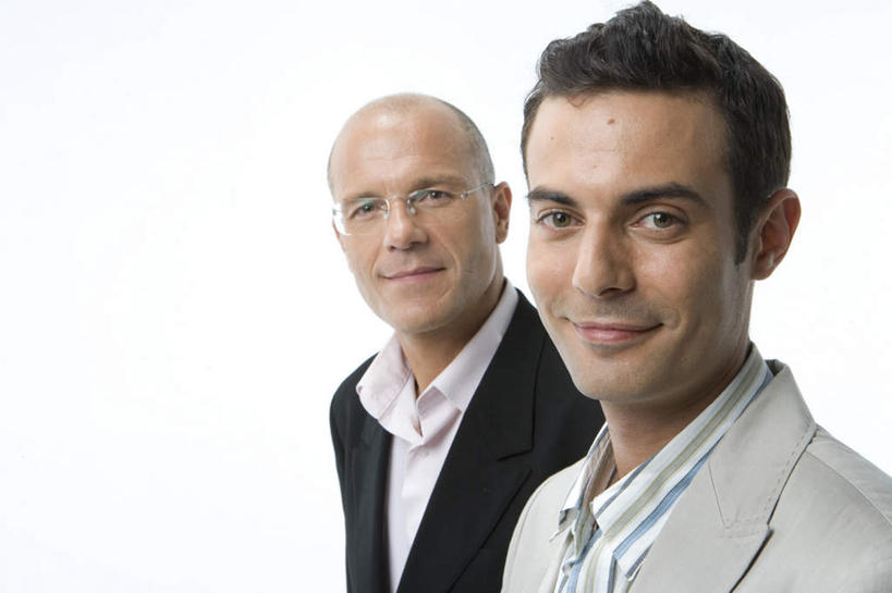 西方人,两个人,同事,商务人士,商务男性,站,笑,微笑,横图,室外,白天,白色背景,正面,衬衫,成功,合作,团队,集体,信心,欧洲,欧洲人,套装,注视,队伍,观察,看,站着,摄影,影棚,观看,察看,领导,成就,关注,商务装,合伙,领袖,工薪阶层,男人,男性,年轻男性,中年男性,白种人,白领,上班族,站立,半身,彩图,影棚拍摄,衬衣,拍摄