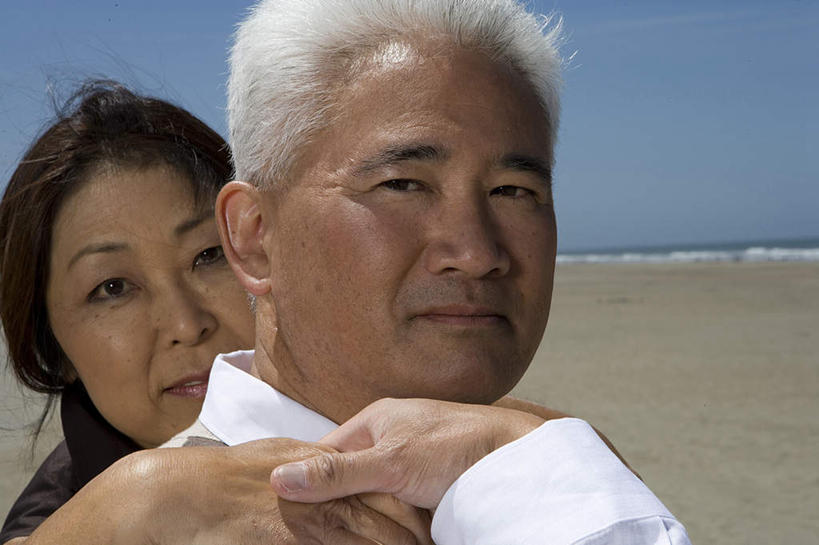 东方人,中年人,两个人,家庭,夫妻,站,握手,抱,笑,微笑,横图,室外,白天,侧面,爱情,海浪,海洋,亚洲,阴影,服装,光线,影子,浪花,水平线,辽阔,海平线,浪漫,注视,休闲装,黄种人,衣服,蓝色,蓝天,天空,阳光,海水,天,观察,看,站着,休闲,广阔,温暖,温馨,一家人,休闲服,恩爱,恋人,服饰,晴朗,抱着,观看,一望无际,和睦,察看,搂着,关注,海景,万里无云,无边无际,一马平川,男人,男性,女人,女性,中年男性,中年女性,亚洲人,夫妇,情侣,大海,风浪,海,海水的波动,近岸浪,涌浪,晴空,晴空万里,搀手,拉手,搂,搂抱,手拉手,手握手,站立,半身,彩图,伴侣,融洽,水天相接,水天一线