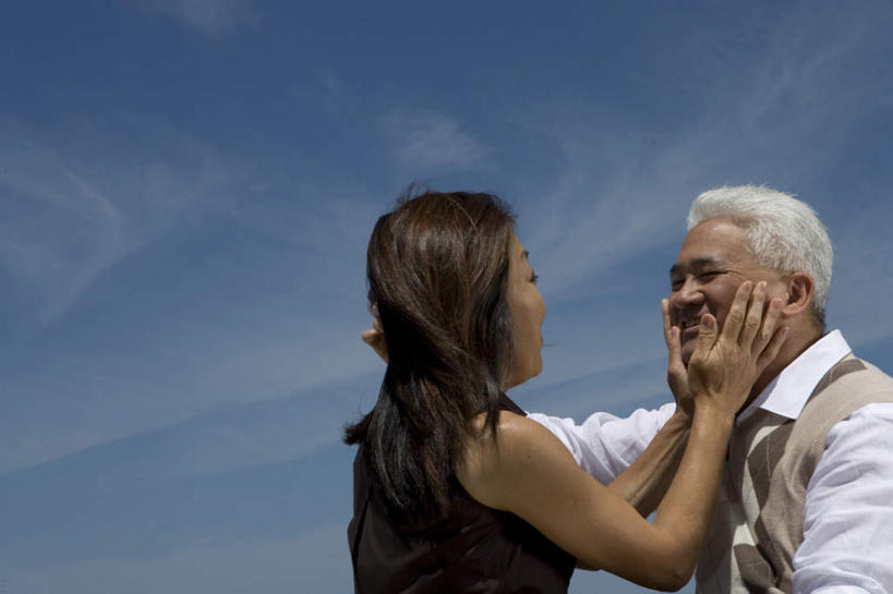 东方人,中年人,两个人,家庭,夫妻,站,闭眼,捧,笑,微笑,露齿笑,横图,室外,白天,正面,爱情,亚洲,阴影,服装,光线,影子,云,云朵,浪漫,云彩,注视,休闲装,黄种人,衣服,蓝色,白云,蓝天,天空,阳光,天,观察,看,站着,休闲,温暖,温馨,一家人,休闲服,恩爱,恋人,服饰,晴朗,观看,和睦,察看,关注,男人,男性,女人,女性,中年男性,中年女性,亚洲人,夫妇,情侣,晴空,闭眼睛,闭着眼,闭着眼睛,端,端着,捧着,手捧,站立,半身,彩图,伴侣,融洽