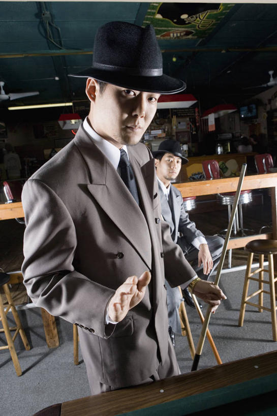 东方人,两个人,伙伴,朋友,酒吧,栏杆,站,坐,竖图,室内,白天,正面,衬衫,西装,友谊,合作,团队,台球,帽子,椅子,亚洲,握,撞球,套装,正装,朦胧,模糊,球杆,围栏,领带,注视,职业装,礼帽,黄种人,运动器械,护栏,彩球,观察,看,手势,站着,健身器械,战略,握着,观看,吧椅,察看,台球桌,罪犯,关注,健身器材,斯诺克,联合,合谋,吧台椅,酒吧椅,斯诺克球,斯诺克台球,歹徒,配合,协作,桌球,男人,男性,年轻男性,亚洲人,站立,坐着,半身,彩图,衬衣,酒吧间,酒馆,运动器材