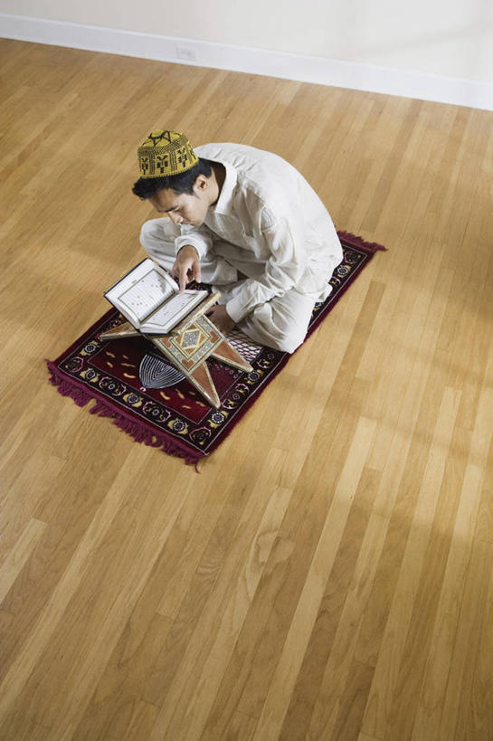 西方人,一个人,坐,盘腿,竖图,俯视,室内,白天,地毯,桌面,桌子,帽子,书籍,欧洲,欧洲人,仅一个男性,仅一个人,一本,阴影,服装,节日,装饰,编织,反射,木制,影子,手工艺品,墙,织物,注视,休闲装,礼帽,文化,墙壁,墙面,仅一个年轻男性,衣服,白色,木制品,书本,工艺品,低头,观察,看,祈祷,休闲,健康,休闲服,许愿,宗教,服饰,信仰,观看,纪念,华丽,修饰,祈求,点缀,察看,伊斯兰教,关注,经书,古兰经,衬托,美观,雅致,雅观,平安,男人,男性,年轻男性,白种人,书,图书,盘腿而坐,盘膝,盘着腿的,盘着腿坐,双腿交叉,坐着,彩图,高角度拍摄,全身
