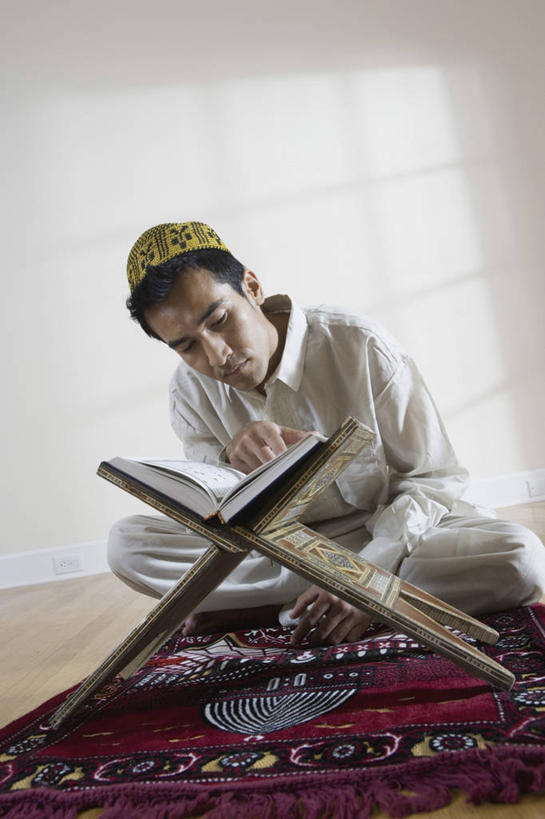 西方人,一个人,坐,盘腿,竖图,室内,白天,正面,地毯,桌面,桌子,帽子,书籍,欧洲,欧洲人,仅一个男性,仅一个人,一本,阴影,服装,节日,装饰,编织,反射,木制,影子,手工艺品,墙,织物,注视,休闲装,礼帽,文化,墙壁,墙面,仅一个年轻男性,衣服,白色,木制品,书本,工艺品,低头,观察,看,祈祷,休闲,健康,休闲服,许愿,宗教,服饰,信仰,观看,纪念,华丽,修饰,祈求,点缀,察看,伊斯兰教,关注,经书,古兰经,衬托,美观,雅致,雅观,平安,男人,男性,年轻男性,白种人,书,图书,盘腿而坐,盘膝,盘着腿的,盘着腿坐,双腿交叉,坐着,彩图,全身