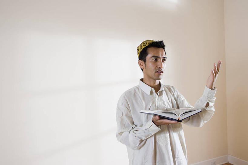 西方人,一个人,站,举,捧,横图,室内,白天,正面,帽子,书籍,欧洲,欧洲人,仅一个男性,仅一个人,阴影,服装,节日,反射,影子,墙,注视,休闲装,礼帽,文化,墙壁,墙面,仅一个年轻男性,衣服,白色,书本,观察,看,祈祷,托,站着,休闲,健康,休闲服,许愿,宗教,服饰,信仰,观看,纪念,祈求,察看,伊斯兰教,祷告,关注,经书,古兰经,平安,男人,男性,年轻男性,白种人,书,图书,端,端着,举起,举手,举着,捧着,手捧,向上举,向上伸,向上托,站立,半身,彩图