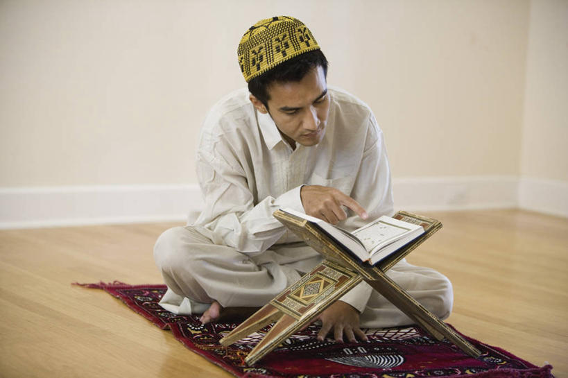 西方人,一个人,坐,盘腿,横图,室内,白天,正面,地毯,帽子,书籍,欧洲,欧洲人,仅一个男性,仅一个人,一本,指,阴影,服装,节日,装饰,编织,反射,影子,手工艺品,墙,织物,注视,休闲装,礼帽,方向,文化,架子,墙壁,墙面,仅一个年轻男性,衣服,白色,书本,工艺品,低头,观察,看,祈祷,手势,休闲,健康,休闲服,许愿,宗教,服饰,信仰,观看,纪念,华丽,修饰,祈求,点缀,察看,伊斯兰教,指向,食指,关注,经书,古兰经,衬托,美观,雅致,雅观,平安,男人,男性,年轻男性,白种人,书,图书,盘腿而坐,盘膝,盘着腿的,盘着腿坐,双腿交叉,坐着,彩图,全身
