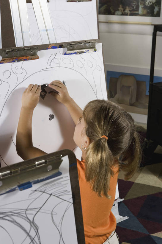 西方人,儿童,一个人,学校,站,竖图,室内,白天,绘画,纯洁,欧洲,欧洲人,仅一个女性,仅一个人,握,服装,艺术,笔,蜡笔,办公用品,画板,美术用品,拿,拿着,休闲装,校园,画架,文具,小孩,背面,衣服,学习用品,站着,仅一个小孩,休闲,教室,休闲服,可爱,童年,童趣,握着,服饰,文具用品,美术,绘图,绘画工具,童真,烂漫,无邪,天真,女孩,女人,女性,白种人,孩子,画画,画图,摹绘,抬头,仰头,站立,半身,彩图,女生