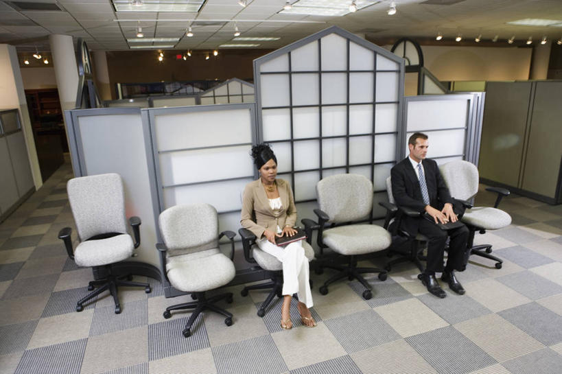 西方人,两个人,商务人士,商务男性,商务女性,坐,双手交叉,横图,俯视,室内,白天,衬衫,窗户,椅子,照明,欧洲,欧洲人,阴影,套装,反射,影子,灯光,领带,注视,顶灯,玻璃窗,灯,会议椅,灯具,观察,看,观看,办公椅,照亮,察看,象征,庄重,照明设备,关注,商务装,身份,工薪阶层,对手,正式,地位,商务椅,培训椅,敌手,男人,男性,年轻女性,女人,女性,中年男性,白种人,白领,上班族,十字手,坐着,半身,彩图,高角度拍摄,衬衣