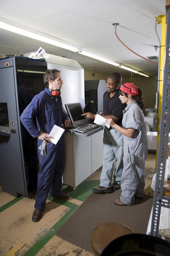 西方人,三个人,同事,笑,说,微笑,露齿笑,竖图,室内,白天,正面,工作服,衬衫,制服,西装,讨论,快乐,满意,幸福,成功,合作,团队,集体,信心,机器,电脑,笔记本电脑,欧洲,非洲,黑人,欧洲人,握,阴影,套装,正装,印刷,反射,网络,材料,瓷砖,档案,地砖,文件,影子,纸,领带,音响,地面,音乐,拿,拿着,扭头,注视,职业装,娱乐,设备,通讯设备,队伍,耳机,手稿,资料,观察,看,转头,享受,休闲,机械,放松,握着,观看,一台,证明,察看,无线,领导,舒适,享乐,成就,关注,文档,通信设备,无线网络,合伙,领袖,无线上网,便携式电脑,印刷机,工作制服,交流,手提电脑,男人,男性,女人,女性,中年男性,中年女性,白种人,非洲人,技术员,沟通,讲话,交谈,商讨,说话,谈话,半身,彩图,衬衣,工作套服,印刷设备