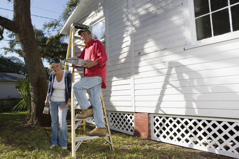 西方人,老年人,两个人,家庭,夫妻,家,站,笑,攀登,微笑,露齿笑,横图,室外,白天,正面,爱情,草地,草坪,树林,植物,装修,帽子,欧洲,欧洲人,握,阴影,服装,光线,梯子,影子,房屋,阶梯,屋子,浪漫,拿,拿着,注视,休闲装,运动帽,装潢,楼房,住宅,草,树,树木,衣服,蓝色,绿色,蓝天,天空,阳光,自然,粉刷,刷子,天,观察,看,站着,休闲,温暖,温馨,一家人,休闲服,爬,鸭舌帽,恩爱,握着,恋人,服饰,转身,生长,晴朗,成长,观看,上升,油漆,滚筒刷,涂料,和睦,察看,关注,人字梯,滚刷,万里无云,登高,回身,老年男性,老年女性,男人,男性,女人,女性,白种人,夫妇,情侣,晴空,晴空万里,攀爬,站立,彩图,全身,房子,伴侣,融洽,滚筒