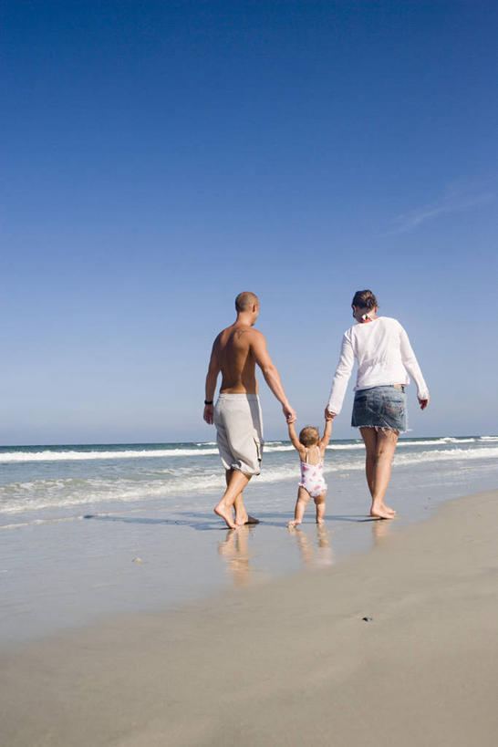 西方人,婴儿,儿童,三个人,家庭,夫妻,母亲,父亲,走,竖图,全景,室外,白天,泳装,爱情,纯洁,沙滩,天际线,欧洲,欧洲人,握,服装,裤子,时间,沙子,时钟,手表,海岸,沙地,浪漫,计时,注视,牛仔裤,休闲裤,休闲装,裸露,小孩,背面,衣服,天空,钟表,天,低头,观察,看,休闲,温暖,温馨,父子,母子,三口之家,一家人,休闲服,表,恩爱,父爱,可爱,母爱,握着,恋人,服饰,活泼,观看,腕表,和睦,察看,关注,宝宝,裸,纯真,烂漫,无邪,连体泳衣,伶俐,天真,男人,男性,年轻男性,年轻女性,女人,女性,白种人,孩子,年轻人,夫妇,情侣,钟,海滩,牛仔短裤,步行,散步,走路,彩图,全身,泳衣,伴侣,融洽